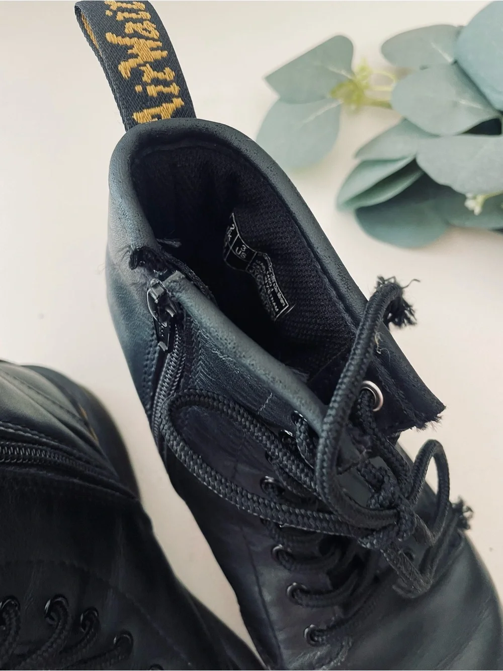 Dr. Martens Doc 8 Eye Juniors Combat Boots